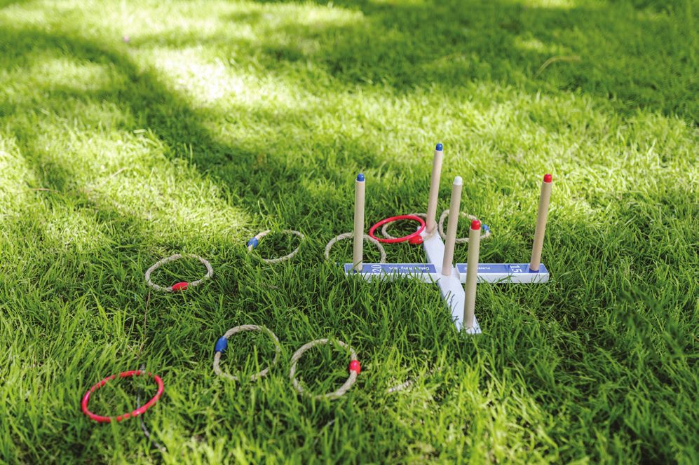 Ringwerpspel in het gras