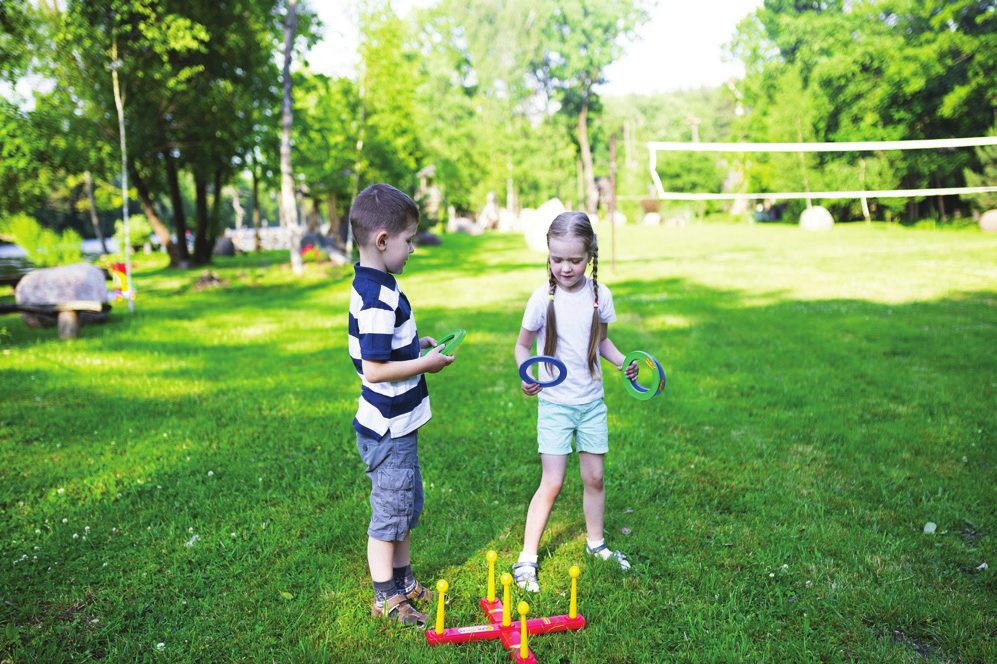 Twee kinderen spelen ringwerpen in het park